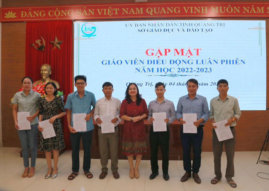 Nhiều giáo viên nữ cũng tình nguyện nhận nhiệm vụ mới. Nhiều giáo viên nữ cũng tình nguyện nhận nhiệm vụ mới.