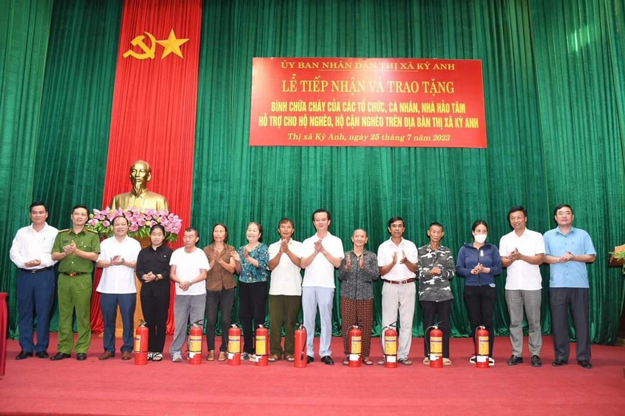 Số bình chữa cháy được hỗ trợ sẽ trao tặng cho gần 2.000 hộ nghèo và cận nghèo tại thị xã Kỳ Anh. Số bình chữa cháy được hỗ trợ sẽ trao tặng cho gần 2.000 hộ nghèo và cận nghèo tại thị xã Kỳ Anh.