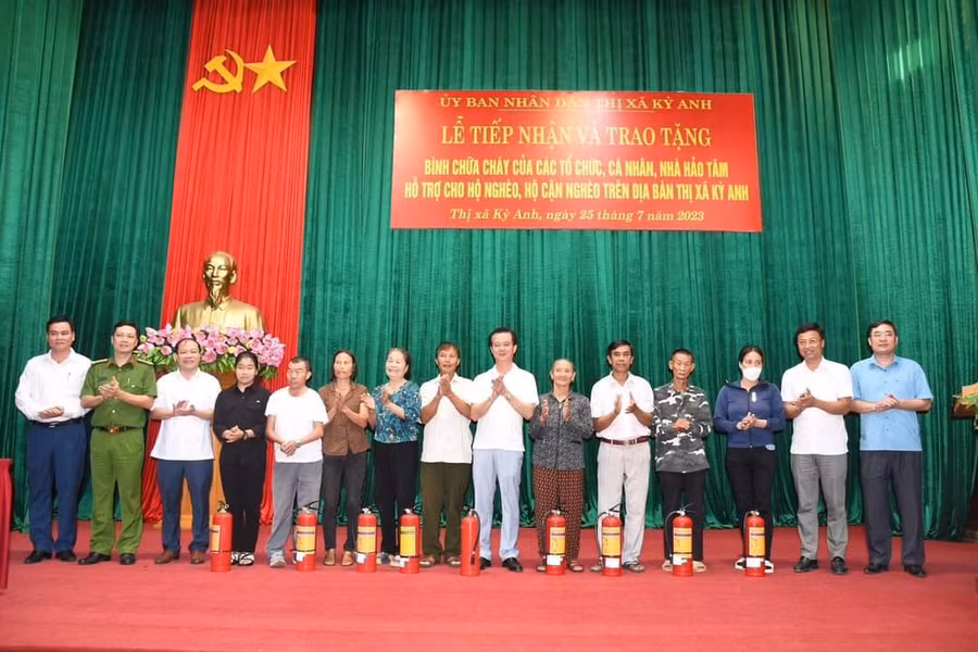 Số bình chữa cháy được hỗ trợ sẽ trao tặng cho gần 2.000 hộ nghèo và cận nghèo tại thị xã Kỳ Anh.