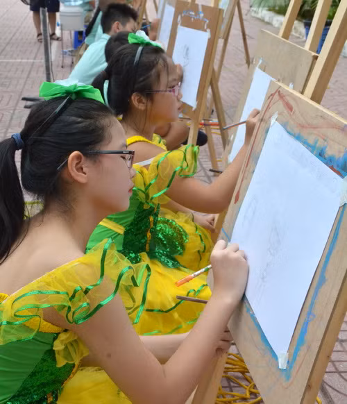 Chăm chú, nắn nót từng nét vẽ Chăm chú, nắn nót từng nét vẽ