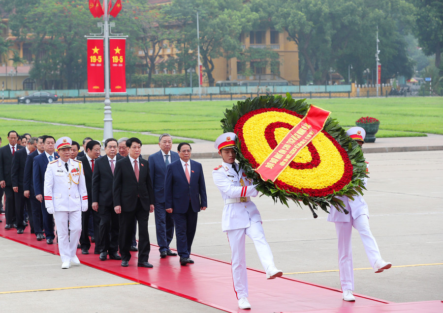 Vòng hoa của Đoàn mang dòng chữ: "Đời đời nhớ ơn Chủ tịch Hồ Chí Minh vĩ đại".
