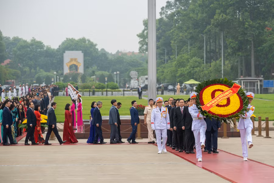Lãnh đạo Đảng, Nhà nước, Mặt trận Tổ quốc Việt Nam và các đại biểu Quốc hội đặt vòng hoa và vào Lăng viếng Chủ tịch Hồ Chí Minh.