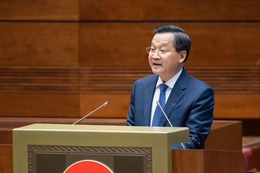 Phó Thủ tướng Chính phủ Lê Minh Khái, thừa ủy quyền của Thủ tướng Chính phủ trình bày Báo cáo đánh giá bổ sung kết quả thực hiện kế hoạch phát triển kinh tế - xã hội và ngân sách nhà nước năm 2023; tình hình thực hiện kế hoạch phát triển kinh tế - xã hội và ngân sách nhà nước những tháng đầu năm 2024.