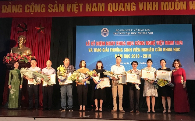Khen thưởng các giảng viên có thành tích hướng dẫn NCKH cho SV Khen thưởng các giảng viên có thành tích hướng dẫn NCKH cho SV