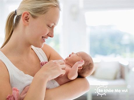 Cách chăm sóc trẻ sơ sinh dưới 1 tháng tuổi - tuyệt chiêu mẹ nào cũng nên biết - Ảnh 2 Cach cham soc tre so sinh duoi 1 thang tuoi - tuyet chieu me nao cung nen biet - Anh 2