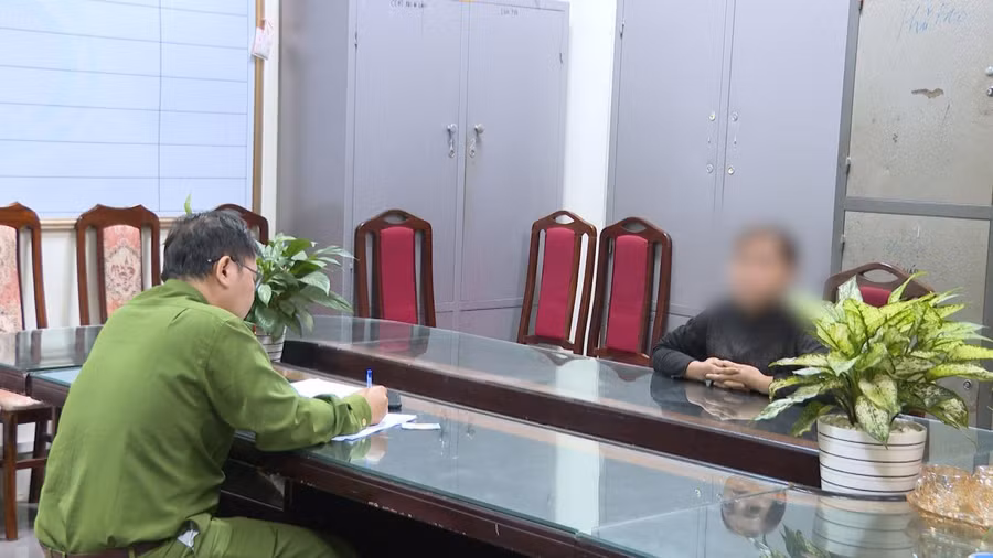 Công dân Đinh Thị Nh. làm việc với cơ quan công an.