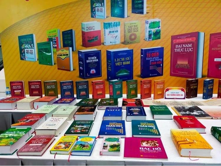 Tái sử dụng sách giáo khoa là cần thiết. Tái sử dụng sách giáo khoa là cần thiết.