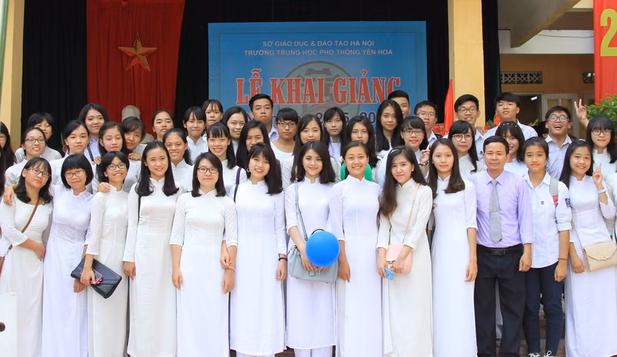 Thầy Phạm Ngọc Thụ (hàng thứ nhất, thứ ba từ phải sang trái) cùng các học trò. Ảnh: NVCCC