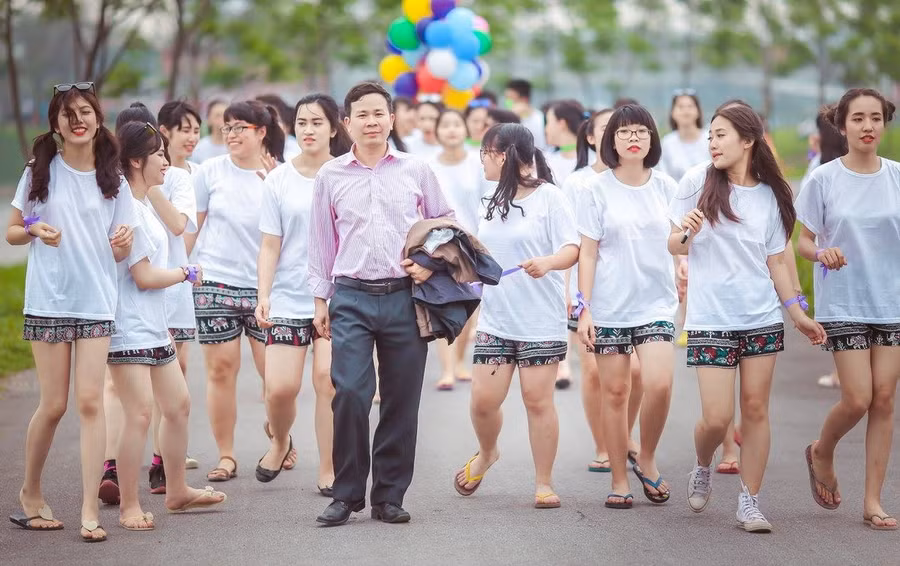 Thầy Thụ cùng các học trò chụp ảnh kỷ yếu. Ảnh: NVCC.