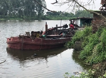 Tàu khai thác cát trái phép bị cơ quan chức năng tạm giữ. Ảnh: Công an Hải Dương.