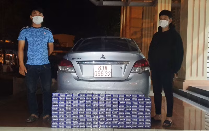 Chiếc xe do Nguyễn Văn Vũ điều khiển chở 1.490 bao thốc lá ngoại nhập lậu. Ảnh: Công an Đồng Tháp.