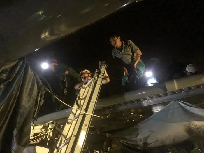 Lực lượng chức năng tiếp cận hiện trường khống chế ngọn lửa. Lực lượng chức năng tiếp cận hiện trường khống chế ngọn lửa.