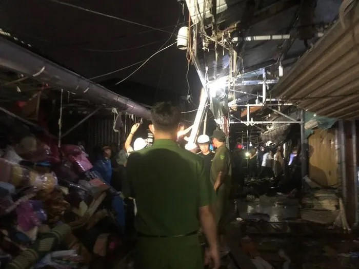 Chợ Ba Đồn là chợ đầu mối lớn nhất tỉnh Quảng Bình với trên 1.200 gian hàng. Chợ Ba Đồn là chợ đầu mối lớn nhất tỉnh Quảng Bình với trên 1.200 gian hàng.