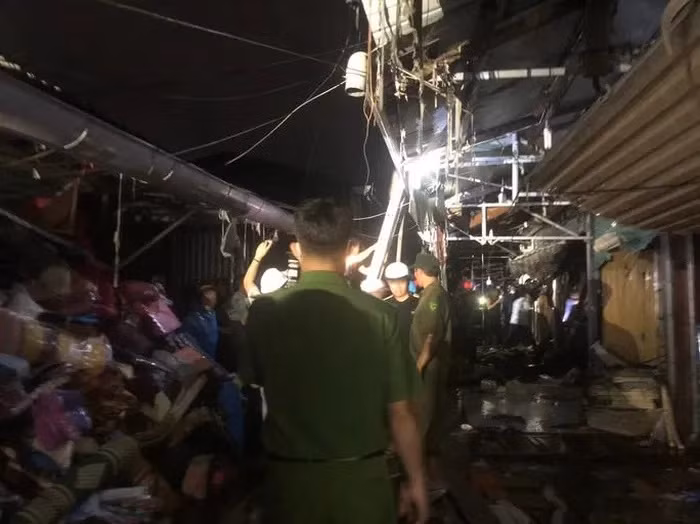 Chợ Ba Đồn là chợ đầu mối lớn nhất tỉnh Quảng Bình với trên 1.200 gian hàng.