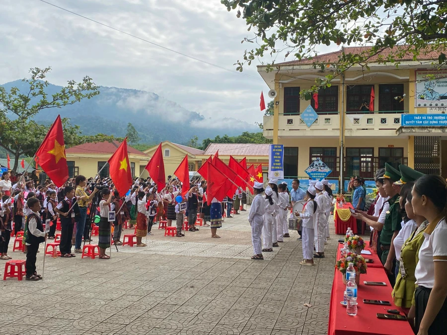 Học sinh vùng đồng bào dân tộc và các địa phương đặc biệt khó khăn được miễn học phí.