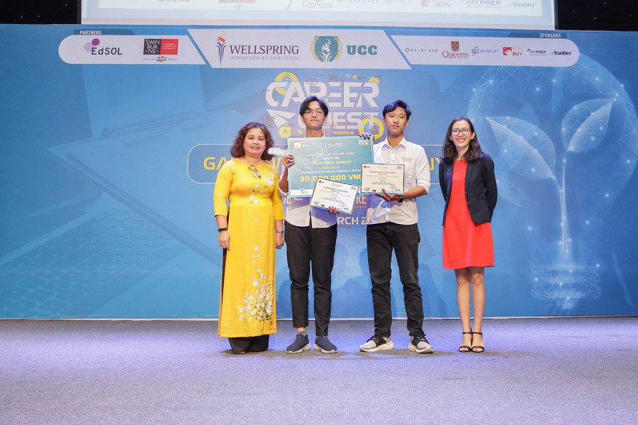 Cô Lê Tuệ Minh - Tổng Hiệu trưởng Trường PTSNLC Wellspring trao giải cho đội 12AD - Giải Nhất cuộc thi Career Quest 2020 Cô Lê Tuệ Minh - Tổng Hiệu trưởng Trường PTSNLC Wellspring trao giải cho đội 12AD - Giải Nhất cuộc thi Career Quest 2020