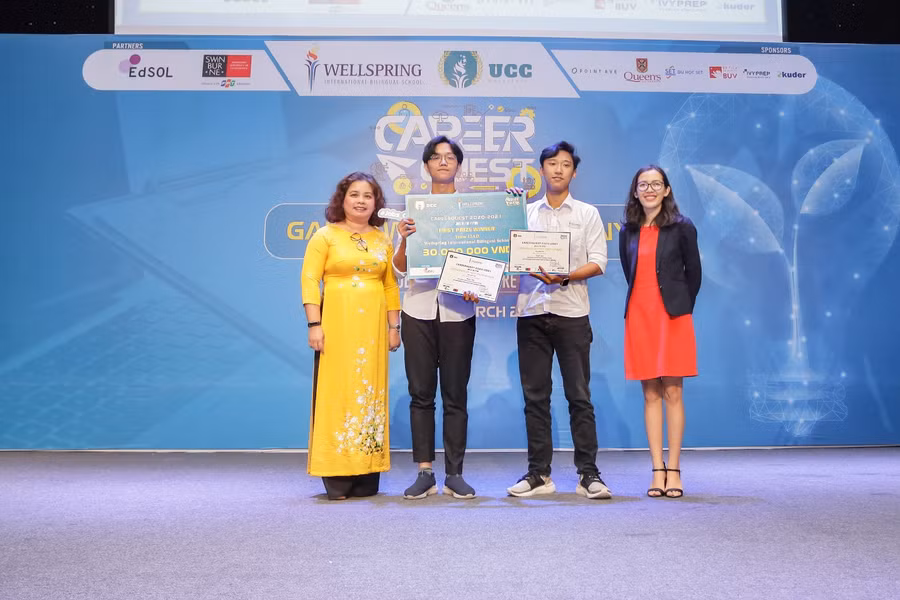Cô Lê Tuệ Minh - Tổng Hiệu trưởng Trường PTSNLC Wellspring trao giải cho đội 12AD - Giải Nhất cuộc thi Career Quest 2020