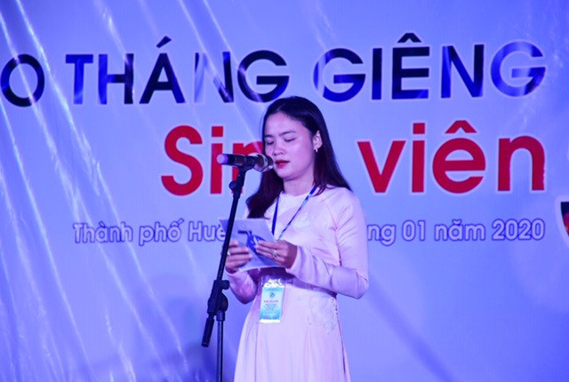 Đồng chí Cao Thị Hoa - Chủ tịch Hội sinh viên Trường Đại học Sư phạm, Đại học Huế phát biểu tại Chương trình "Sao tháng giêng"