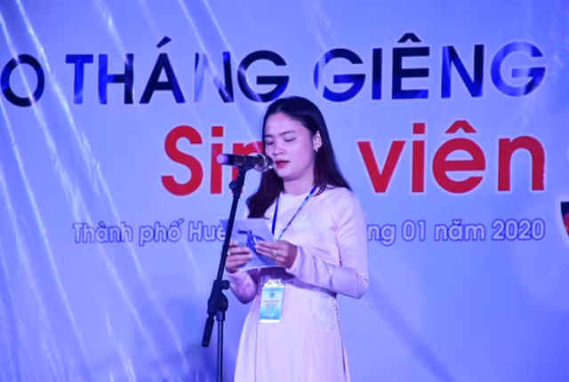 Đồng chí Cao Thị Hoa - Chủ tịch Hội sinh viên Trường Đại học Sư phạm, Đại học Huế phát biểu tại Chương trình "Sao tháng giêng"
