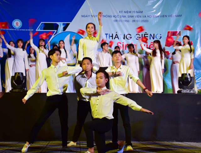 Văn nghệ chào mừng