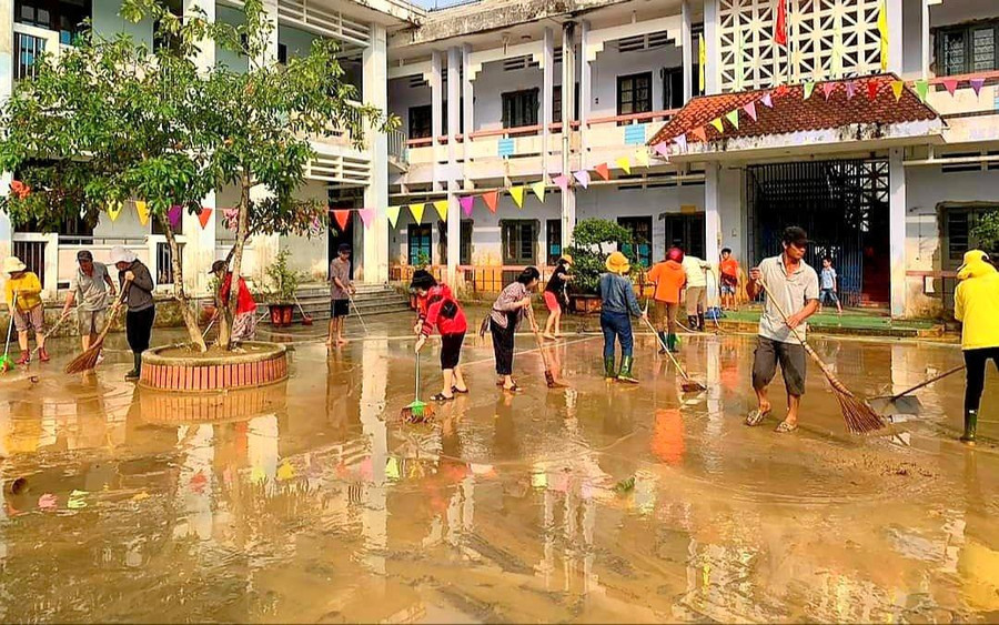 Thầy giáo Trương Văn Mẫu – Hiệu trưởng Trường Tiểu học và Trung học cơ sở Hải Hòa cho biết, ngay sau khi nước lũ rút, nhà trường khẩn trương huy động giáo viên khắc phục hậu quả, dọn dẹp vệ sinh lớp học và khuôn viên trường. Thầy giáo Trương Văn Mẫu – Hiệu trưởng Trường Tiểu học và Trung học cơ sở Hải Hòa cho biết, ngay sau khi nước lũ rút, nhà trường khẩn trương huy động giáo viên khắc phục hậu quả, dọn dẹp vệ sinh lớp học và khuôn viên trường.