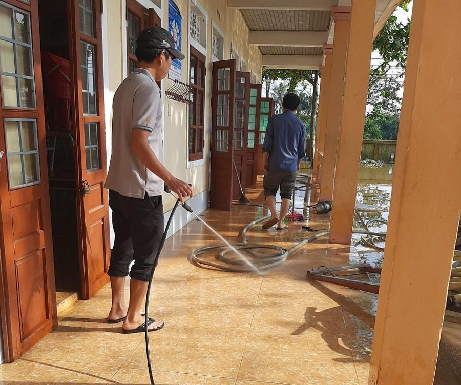 “Hiện đã khắc phục xong tại điểm trường THCS nên học sinh đi học lại sáng nay, riêng điểm trường khối Tiểu học tại thôn Thi Ông có khoảng 200 em chưa thể cho học sinh đi học trở lại”, cô Hạnh cho hay. “Hiện đã khắc phục xong tại điểm trường THCS nên học sinh đi học lại sáng nay, riêng điểm trường khối Tiểu học tại thôn Thi Ông có khoảng 200 em chưa thể cho học sinh đi học trở lại”, cô Hạnh cho hay.