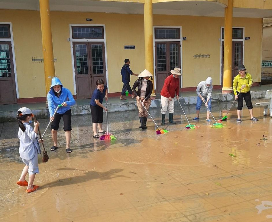 Ngay sau khi nước lũ rút, nhà trường đã chỉ đạo các thầy, cô giáo khẩn trương dọn dẹp vệ sinh, khắc phục hậu quả. Nước lũ rút tới đâu thì vệ sinh tới đó. Ngay sau khi nước lũ rút, nhà trường đã chỉ đạo các thầy, cô giáo khẩn trương dọn dẹp vệ sinh, khắc phục hậu quả. Nước lũ rút tới đâu thì vệ sinh tới đó.
