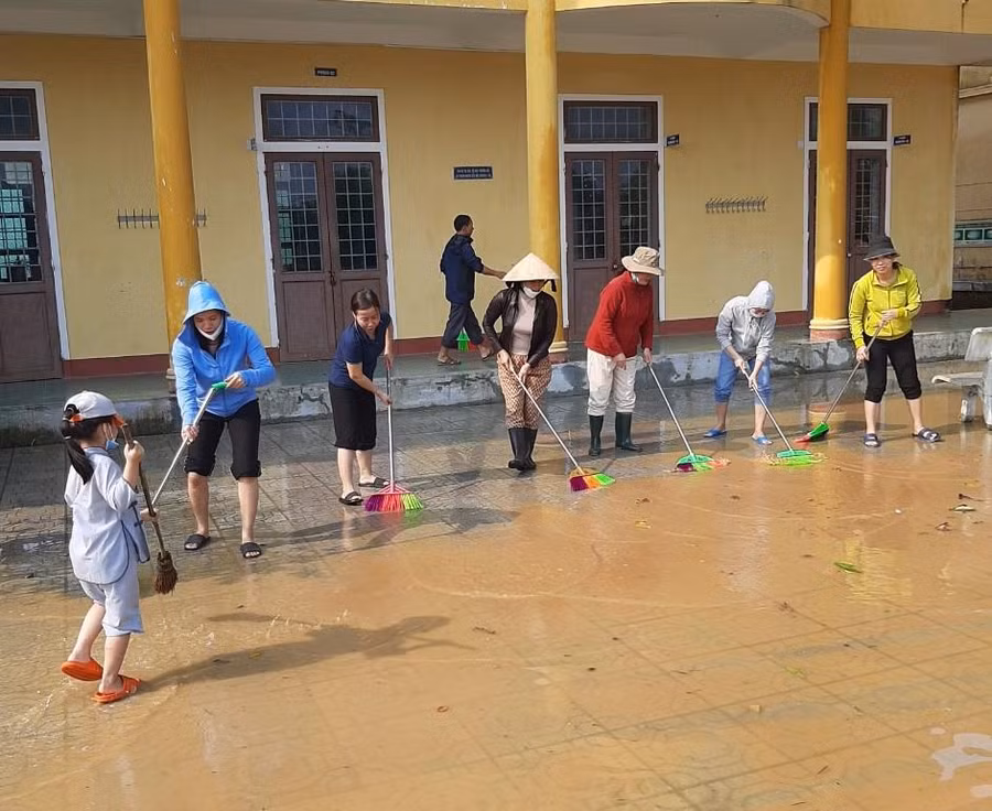 Ngay sau khi nước lũ rút, nhà trường đã chỉ đạo các thầy, cô giáo khẩn trương dọn dẹp vệ sinh, khắc phục hậu quả. Nước lũ rút tới đâu thì vệ sinh tới đó.