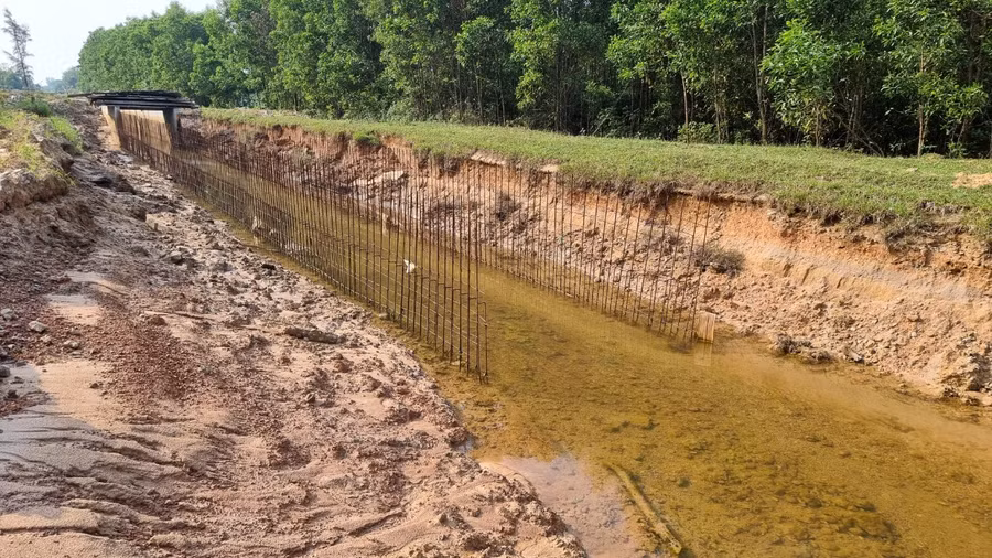 Đoạn kênh thủy lợi thi công dang dở rồi tạm dừng.