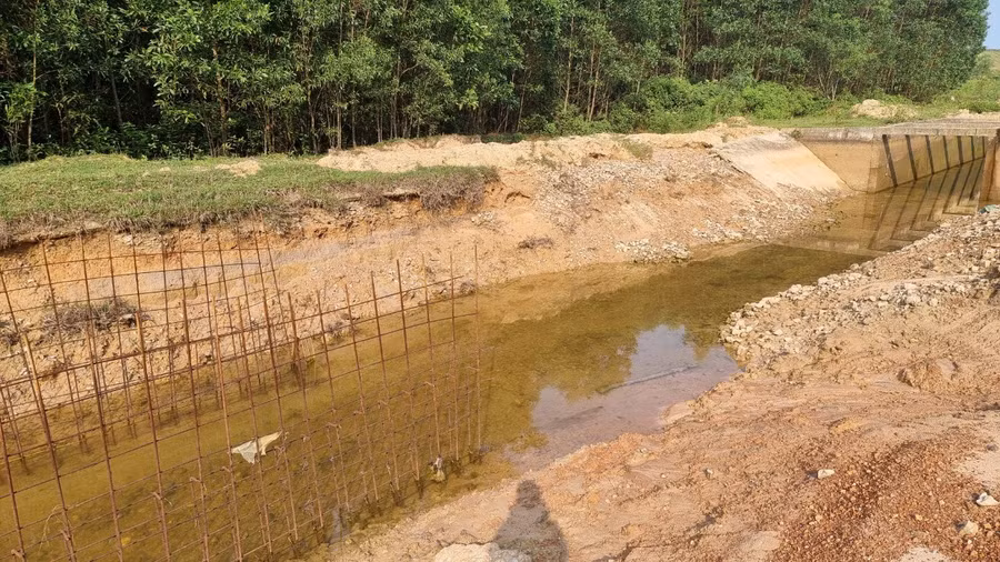 Phần sắt bị gỉ sét do ngâm nước và tác động của thời tiết.