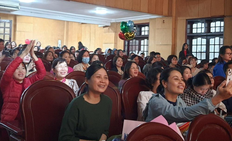 Khán giả cổ vũ nhiệt tình cho các cặp thí sinh.