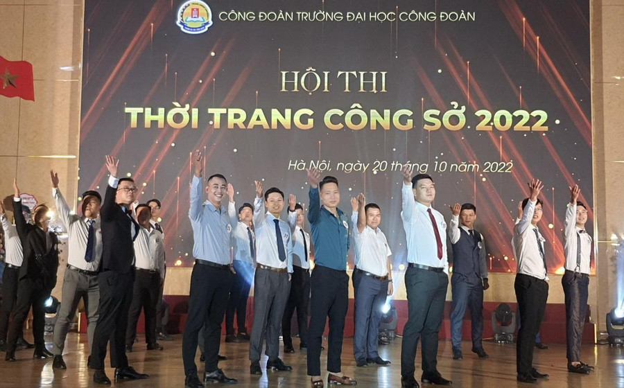 Sự lịch lãm của các thí sinh nam trong trang phục công sở đã nhận được sự tán thưởng không ngớt của khán giả.