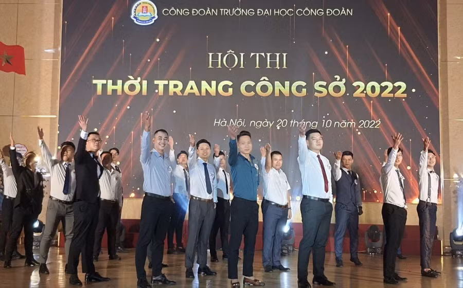 Sự lịch lãm của các thí sinh nam trong trang phục công sở đã nhận được sự tán thưởng không ngớt của khán giả.