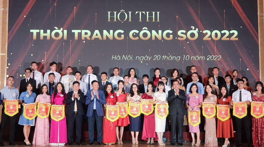 Lãnh đạo Trường ĐH Công đoàn, đại diện Ban tổ chức trao cờ lưu niệm cho các thí sinh tham dự hội thi.