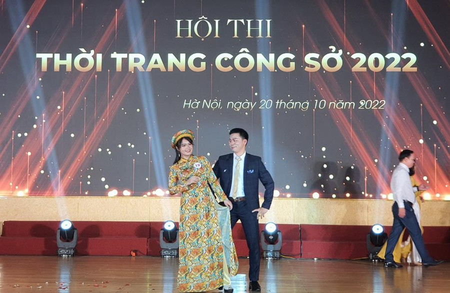 Phần thi trang phục bắt buộc của các cặp thí sinh.