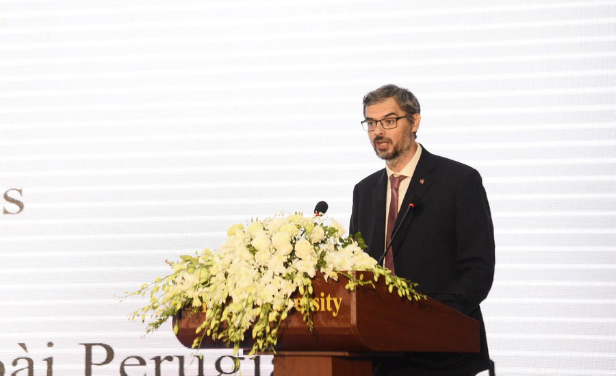 GS.Valerio De Cesaris - Hiệu trưởng Trường ĐH dành cho người nước ngoài Perugia, Italia thấy được tình yêu mà các thầy cô và sinh viên Khoa tiếng Italia, Trường Đại học Hà Nội dành cho đất nước Italia. GS.Valerio De Cesaris - Hiệu trưởng Trường ĐH dành cho người nước ngoài Perugia, Italia thấy được tình yêu mà các thầy cô và sinh viên Khoa tiếng Italia, Trường Đại học Hà Nội dành cho đất nước Italia.