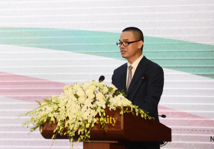 PGS.TS Nguyễn Văn Trào phát biểu chào mừng 20 năm thành lập Khoa tiếng Italia. PGS.TS Nguyễn Văn Trào phát biểu chào mừng 20 năm thành lập Khoa tiếng Italia.