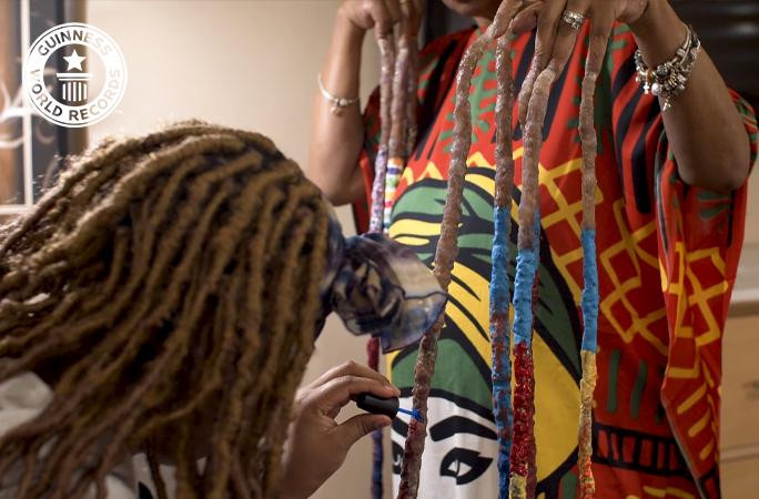 Bộ móng "đồ sộ" được chăm sóc tỉ mỉ bởi cháu gái của bà Diana. Ảnh: Guinness World Record. Bộ móng "đồ sộ" được chăm sóc tỉ mỉ bởi cháu gái của bà Diana. Ảnh: Guinness World Record.