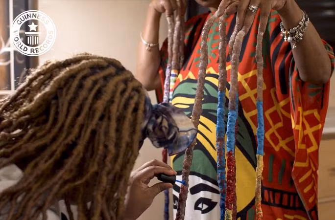 Bộ móng "đồ sộ" được chăm sóc tỉ mỉ bởi cháu gái của bà Diana. Ảnh: Guinness World Record.