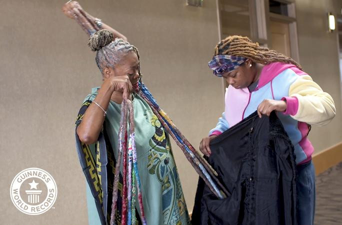 Bà Diana gặp khó khăn trong sinh hoạt hàng ngày. Ảnh: Guinness World Record. Bà Diana gặp khó khăn trong sinh hoạt hàng ngày. Ảnh: Guinness World Record.