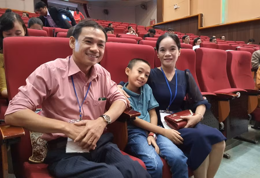 Thầy Thuận cùng vợ và con