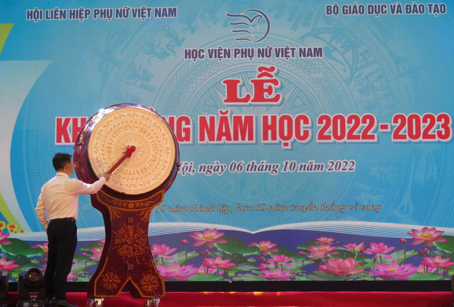PGS.TS Trần Quang Tiến - Giám đốc Học viện Phụ nữ Việt Nam đánh trống khai giảng năm học mới.