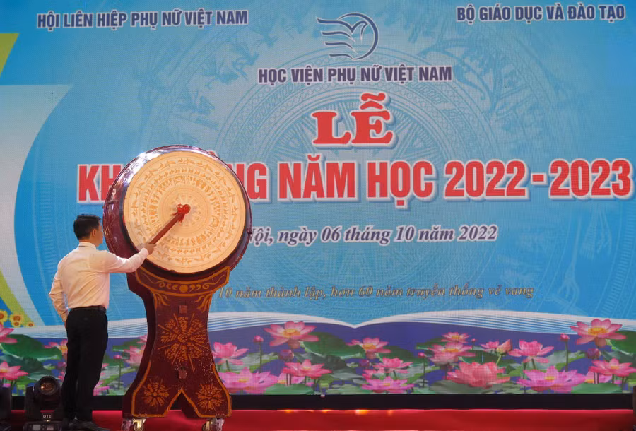 PGS.TS Trần Quang Tiến - Giám đốc Học viện Phụ nữ Việt Nam đánh trống khai giảng năm học mới.