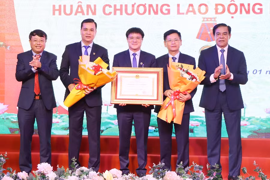 Công ty CP Môi trường và Công trình đô thị Hà Tĩnh đón Huân chương Lao động.