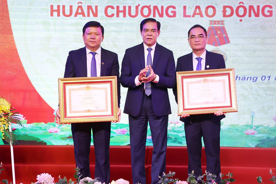 Chủ tịch UBND tỉnh Võ Trọng Hải trao bằng khen của Thủ tướng Chính phủ cho 2 cá nhân có thành tích xuất sắc trong công tác giai đoạn 2018 - 2022. Chủ tịch UBND tỉnh Võ Trọng Hải trao bằng khen của Thủ tướng Chính phủ cho 2 cá nhân có thành tích xuất sắc trong công tác giai đoạn 2018 - 2022.