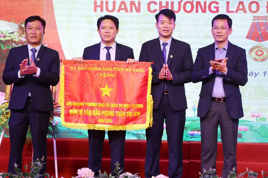 Chủ tịch UBND TP Hà Tĩnh Nguyễn Trọng Hiếu đã trao cờ thi đua xuất sắc của UBND tỉnh cho 1 tập thể của Công ty CP Môi trường và Công trình đô thị Hà Tĩnh. Chủ tịch UBND TP Hà Tĩnh Nguyễn Trọng Hiếu đã trao cờ thi đua xuất sắc của UBND tỉnh cho 1 tập thể của Công ty CP Môi trường và Công trình đô thị Hà Tĩnh.