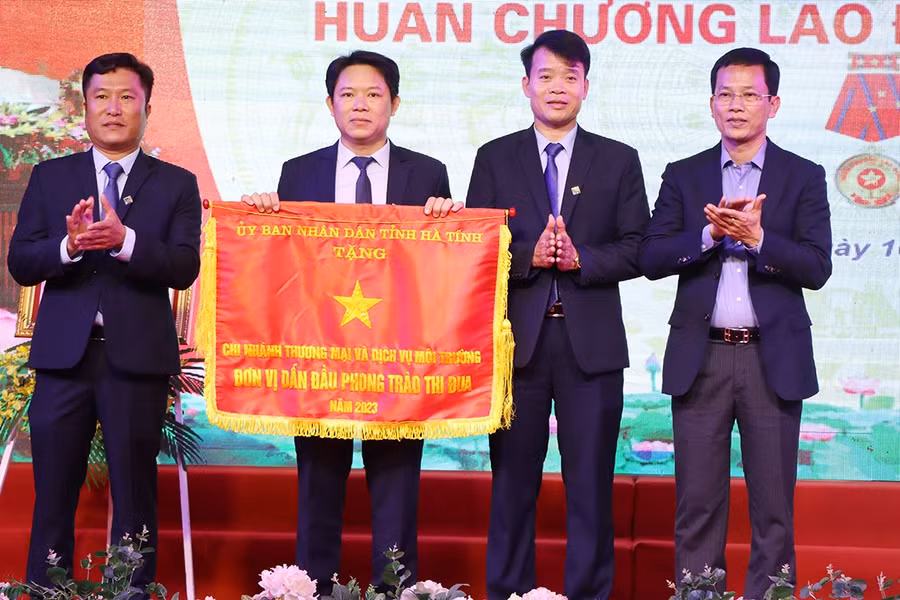 Chủ tịch UBND TP Hà Tĩnh Nguyễn Trọng Hiếu đã trao cờ thi đua xuất sắc của UBND tỉnh cho 1 tập thể của Công ty CP Môi trường và Công trình đô thị Hà Tĩnh.