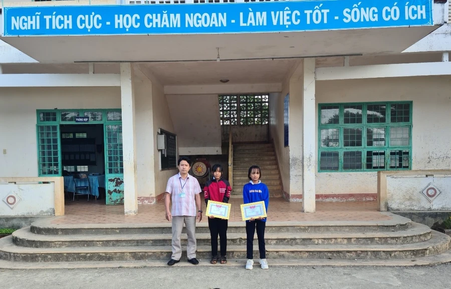 Trường TH&THCS xã Đăk Plô tặng giấy khen cho hai em học sinh nhặt được của rơi, trả lại người mất.