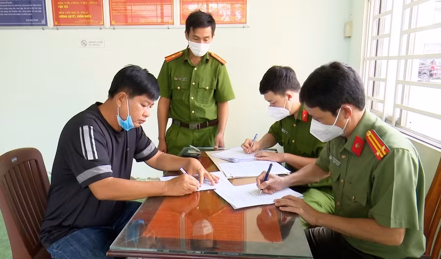 Cơ quan chức năng làm việc với đối tượng Nguyễn Văn Sang (áo đen).