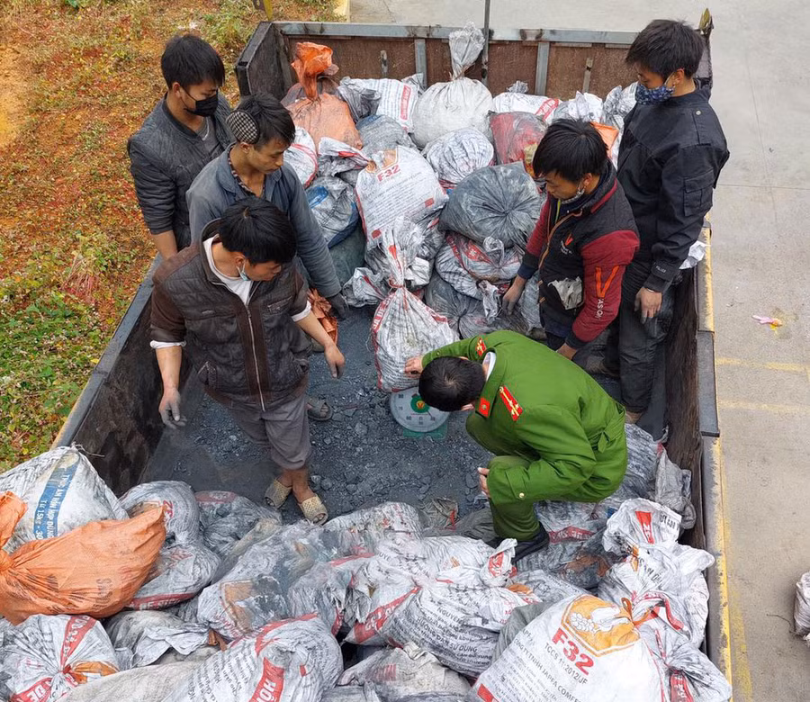 Gần 8 tấn quặng bị cơ quan chức năng phát hiện, bắt giữ.